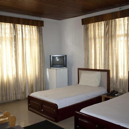East Legon Guest Lodge Madina エクステリア 写真