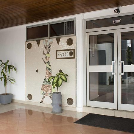 East Legon Guest Lodge Madina エクステリア 写真