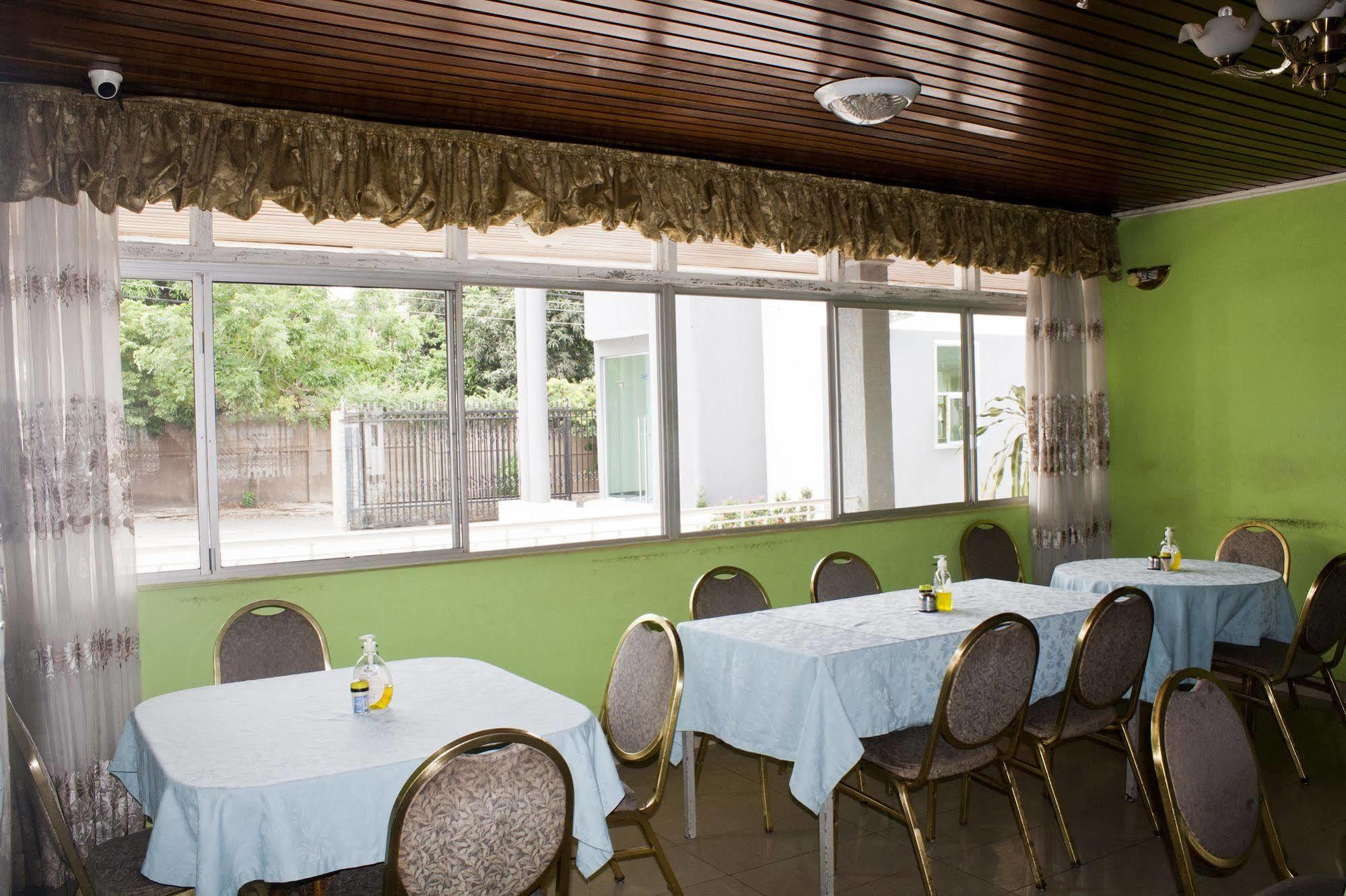 East Legon Guest Lodge Madina エクステリア 写真