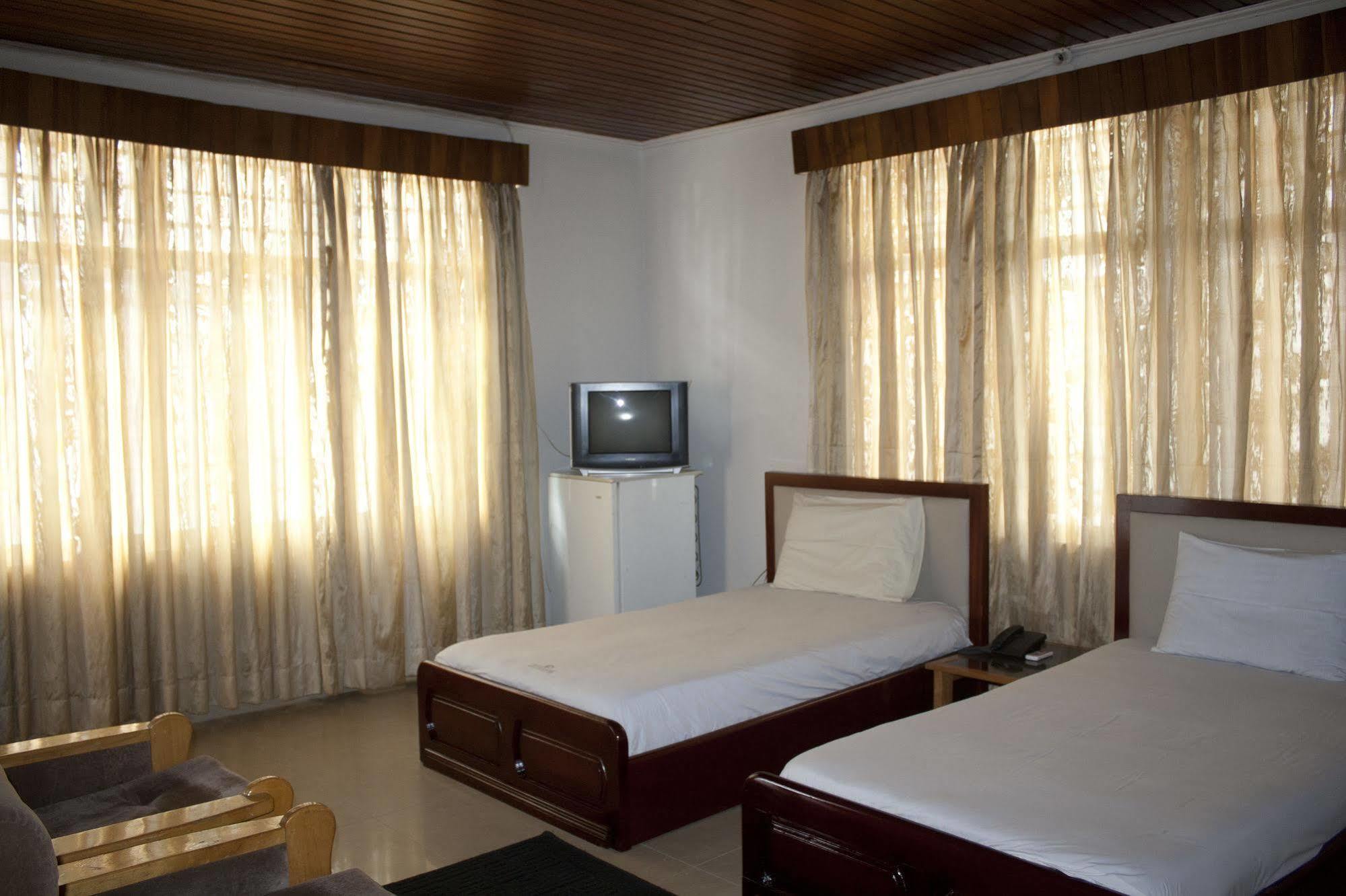 East Legon Guest Lodge Madina エクステリア 写真