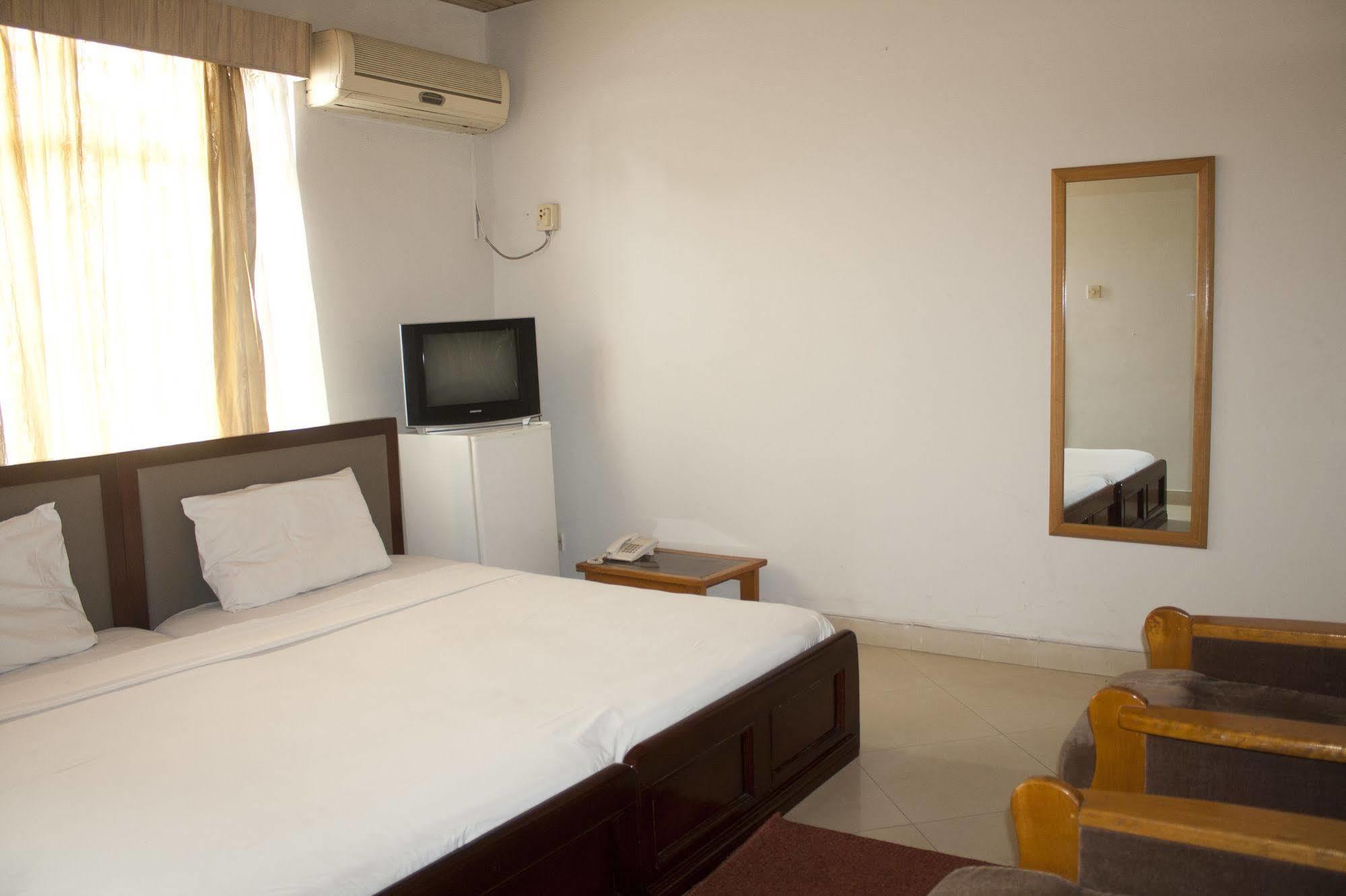 East Legon Guest Lodge Madina エクステリア 写真